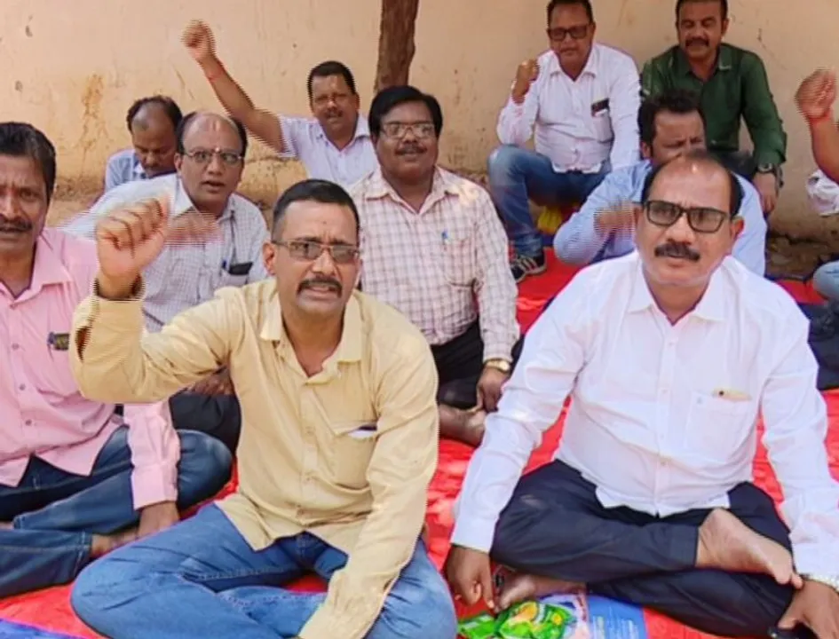  ଷଷ୍ଠ ଦିନରେ ପହଁଚିଲା ଶିକ୍ଷକଙ୍କ ଆନ୍ଦୋଳନ ! ଦାବିକୁ ସମର୍ଥନ କରି ଧାରଣାରେ ସାମିଲ ହେଲେ ଛାତ୍ରଛାତ୍ରୀ