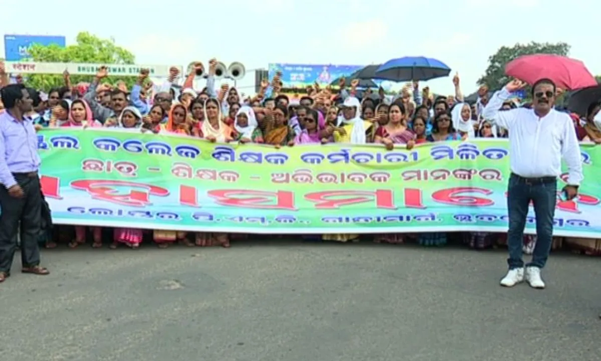 ପୁଣି ରାଜଧାନୀରେ ଗର୍ଜିଲେ ଶିକ୍ଷକ ! ୫ ଦଫା ଦାବି ନେଇ ଜୋରଦାର ହେଲା ଆନ୍ଦୋଳନ