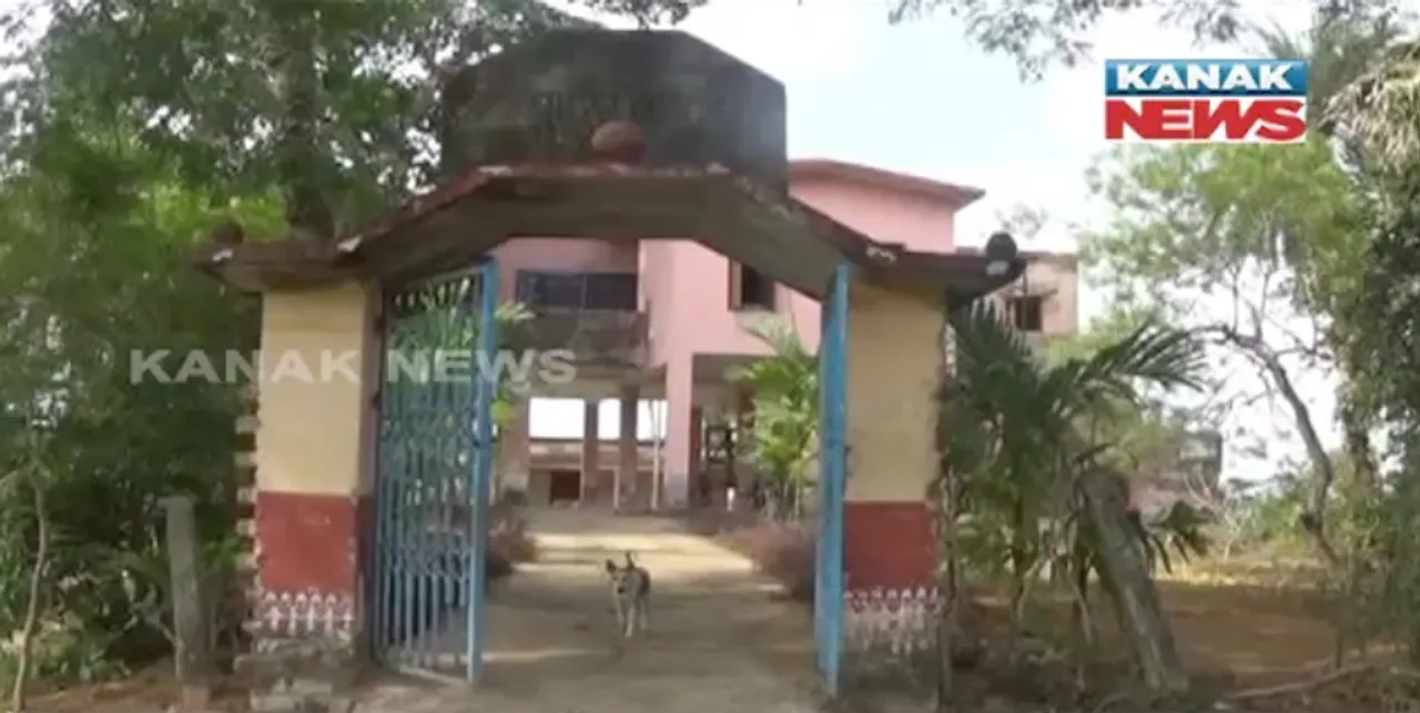  ଅବ୍ୟବସ୍ଥା ଘେରରେ ପାଇକପଡା ପ୍ରାଥମିକ ବିଦ୍ୟାଳୟ ! ବିପଦସଙ୍କୁଳ ଅବସ୍ଥାରେ ପାଠ ପଢୁଛନ୍ତି କୁନି କୁନି ପିଲା, ଦାୟିତ୍ୱ ଖସାଉଛନ୍ତି ବିଭାଗୀୟ ଅଧିକାରୀ