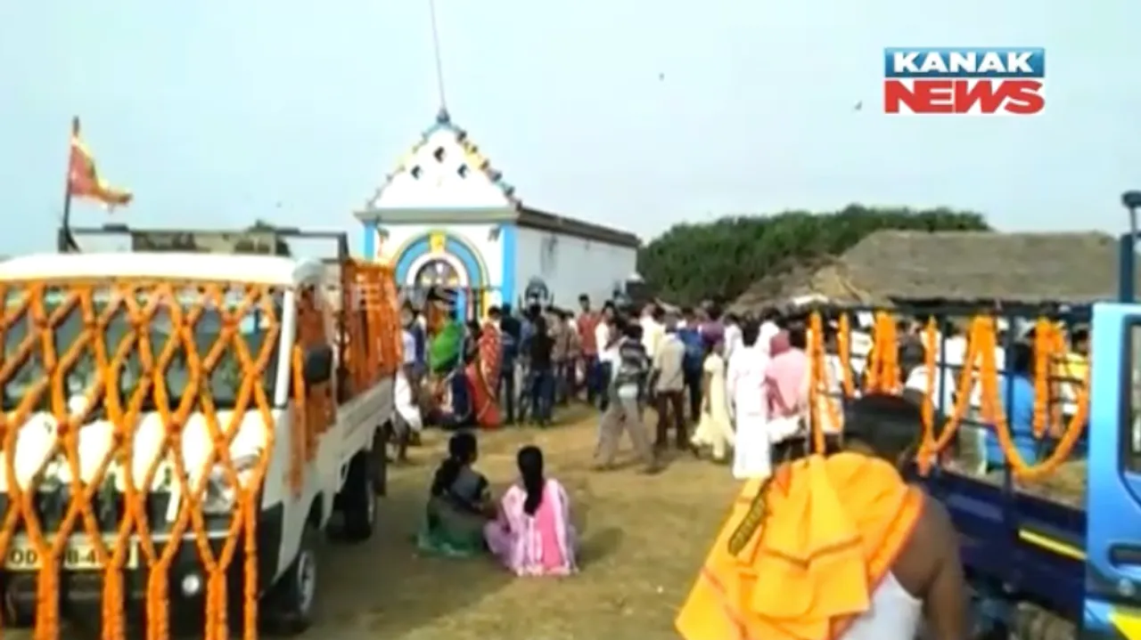  ଠାକୁରଙ୍କ ସୁରକ୍ଷା ପାଇଁ ଭାଙ୍ଗିଲା ପରମ୍ପରା ! କେନ୍ଦ୍ରାପଡା ସାତଭାୟାରେ ମାଆ ପଂଚୁବରାହୀଙ୍କୁ ସ୍ଥାନାନ୍ତର ପାଇଁ ମହିଳାଙ୍କ ପରିବର୍ତ୍ତେ ନିୟୋଜିତ ହେଲେ ପୁରୁଷ ଶ୍ରମିକ