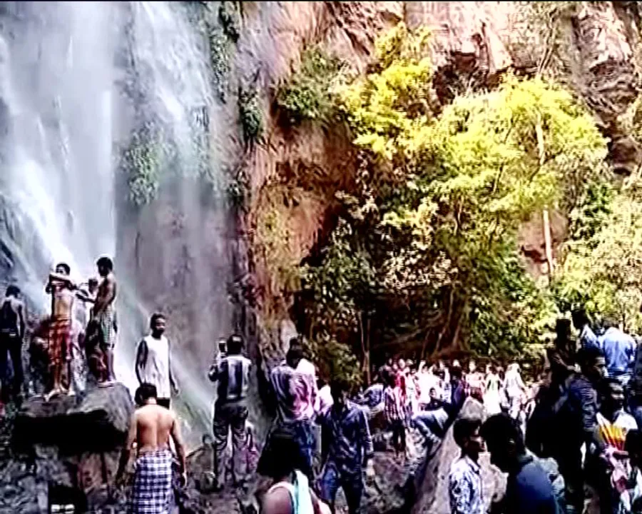  ପ୍ରାକୃତିକ ସୌନ୍ଦର୍ଯ୍ୟରେ ପରିପୂର୍ଣ୍ଣ କଳାହାଣ୍ଡି ଜିଲ୍ଲାର ଗୁଡହାଣ୍ଡି ଡୋକରିଚଂଚରା ! ଦର୍ଶକଙ୍କୁ ବାନ୍ଧି ରଖୁଛି ଏଠାରେ ଥିବା ଜଳପ୍ରପାତ, ଝରଣା, ପାହାଡ଼ ଓ ସୁଦୀର୍ଘ ଚଟାଣ