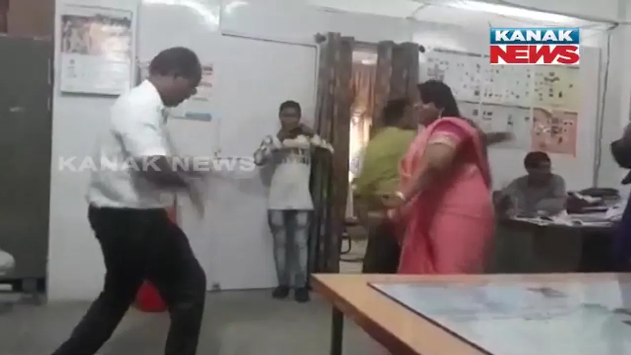  ଡ଼୍ୟୁଟି ସମୟରେ ନାଗିନ ଡ୍ୟାନ୍ସ କଲେ ସରକାରୀ କର୍ମଚାରୀ ! ହବନ କରେଙ୍ଗେ ଗୀତରେ ଡ୍ୟାନ୍ସ ଫ୍ଲୋରକୁ ଓହ୍ଲାଇଲେ ପୁରୁଷ ଓ ମହିଳା କର୍ମଚାରୀ