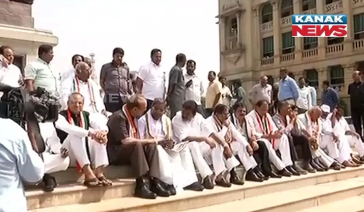  ୟେଦ୍ୟୁରପ୍ପାଙ୍କ ଶପଥ ନେଇ କଂଗ୍ରେସର ବିରୋଧ ! ଏପଟେ ୨ କଂଗ୍ରେସ ବିଧାୟକ ଗାଏବ, ରାହୁଲ ଗାନ୍ଧିଙ୍କ ଟ୍ୱିଟ୍, ସମ୍ବିଧାନର ମଜା ଉଡାଉଛି ବିଜେପି
