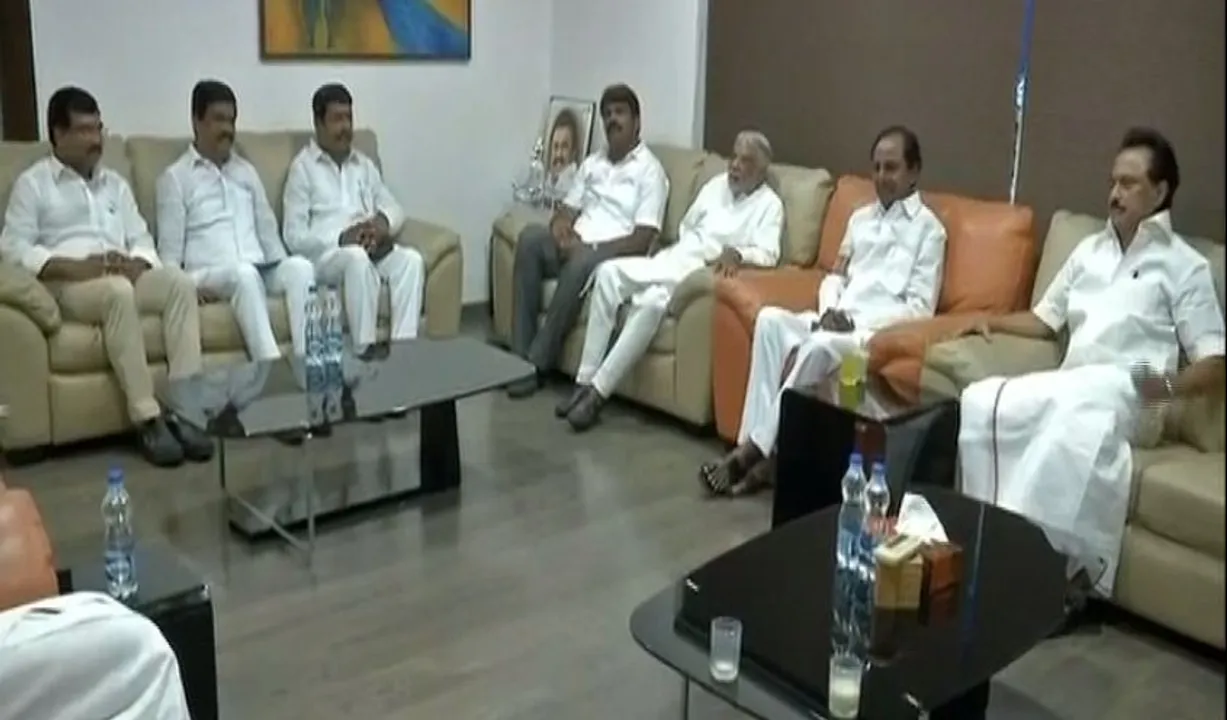  ନୂଆ ଯୋଜନା ମାଧ୍ୟମରେ ସଂପର୍କର ସେତୁ ବାନ୍ଧିବେ କି କେସିଆର? ନୂଆ ଫର୍ମୁଲାକୁ ନେଇ ଚର୍ଚ୍ଚା ଜୋର୍ । କଣ ରହିଛି ବିଜେଡିର ଆଭିମୁଖ୍ୟ?
