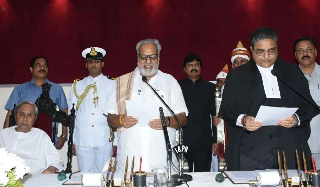  ଶପଥ ନେଲେ ଓଡିଶାର ନୂଆ ରାଜ୍ୟପାଳ ଗଣେଶୀ ଲାଲ୍ ! ପଦ ଓ ଗୋପନୀୟତାର ଶପଥ ପାଠ କରାଇଲେ ହାଇକୋର୍ଟର ମୁଖ୍ୟ ବିଚାରପତି