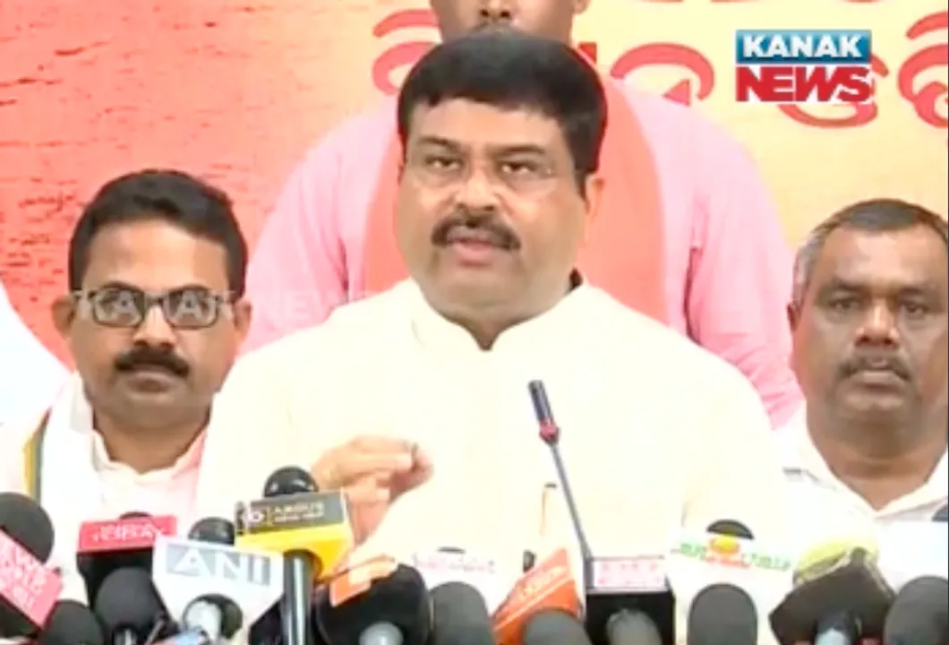  କେନ୍ଦ୍ର ପେଟ୍ରୋଲିୟମ ମନ୍ତ୍ରୀ କହିଲେ ଅଶୋଧିତ ତେଲଦରକୁ ଦେଖି ୧ ପଇସା କମିଛି ପେଟ୍ରୋଲ ଓ ଡିଜେଲ ମୂଲ୍ୟ : ମହଙ୍ଗା ମାଡ ପାଇଁ ଅନ୍ତର୍ଜାତୀୟ କାରଣକୁ କଲେ ଦାୟୀ