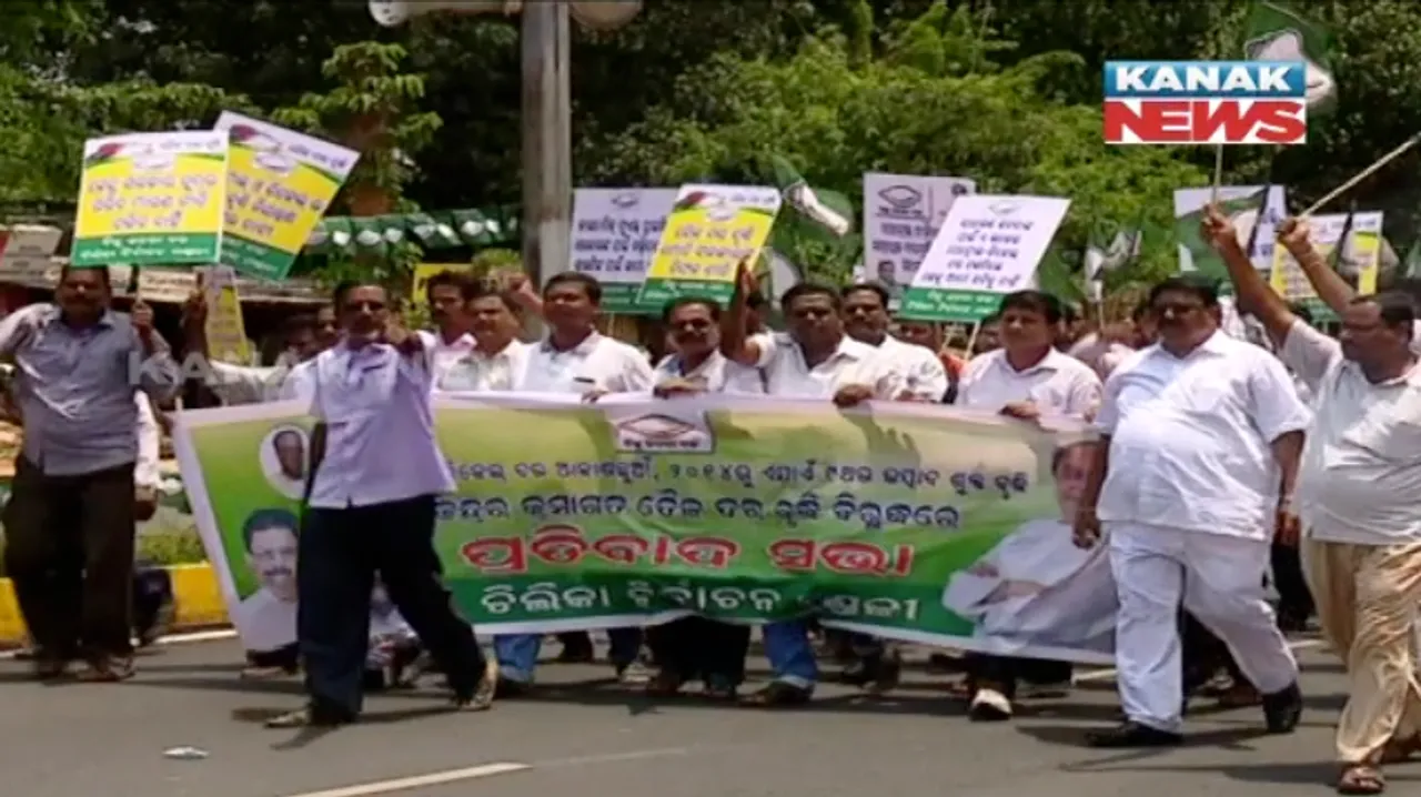  ତେଲ ଦର ବୃଦ୍ଧି ପ୍ରତିବାଦରେ ବିଜେଡିର ଜୋରଦାର ଆନ୍ଦୋଳନ ! ରାଜଭବନ ସମ୍ମୁଖରେ ଧାରଣା, କେନ୍ଦ୍ର ବିରୋଧରେ ବର୍ଷିଲେ ବିଜେଡି ନେତା ।