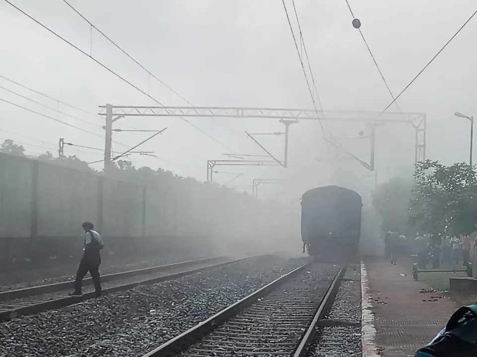  କେନ୍ଦୁଝର-ଭୁବନେଶ୍ୱର ଫାଷ୍ଟ ପାସେଞ୍ଜର ଟ୍ରେନରେ ଭୟାବହ ଅଗ୍ନିକାଣ୍ଡ: ଲଗେଜ ବଗିରେ ଲାଗିଲା ନିଆଁ । କାରଣ ଅସ୍ପଷ୍ଟ