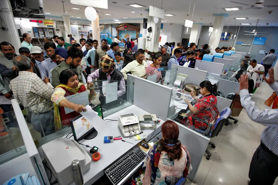 People stand in queues at cash counters to deposit and withdraw money inside a bank in Chandigarh, India, November 10, 2016.  REUTERS/Ajay Verma 