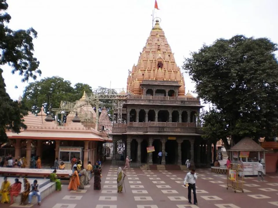  ମହାଦେବ ମନ୍ଦିରରେ କେକ୍ କାଟିବା ପଡିଲା ମହଙ୍ଗା ! ମହିଳାଙ୍କ ବିରୋଦ୍ଧରେ କାର୍ଯ୍ୟାନୁଷ୍ଠାନ ଗ୍ରହଣ । 