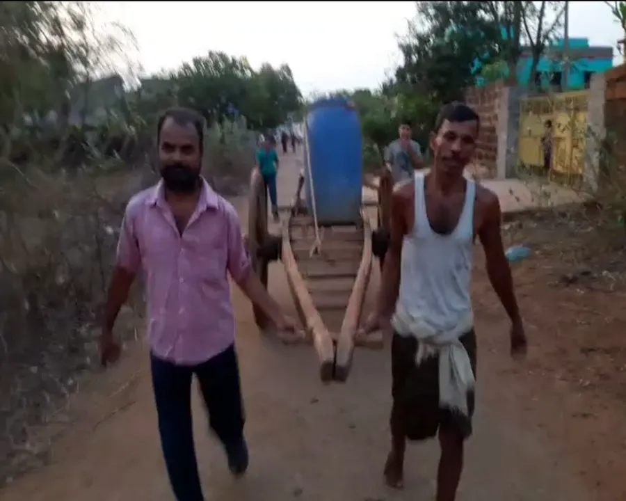  ୩ ଶହ ପରିବାରର ଶୋଷ ମେଣ୍ଟାଉଛନ୍ତି ଢ଼େଙ୍କାନାଳର ବିଭୂ ପ୍ରସାଦ ! ଜଳକଷ୍ଟ ଦୂର କରିବା ପାଇଁ ଶଗଡ଼ରେ ବୁଲି ବୁଲି ଯୋଗାଉଛନ୍ତି ପିଇବା ପାଣି