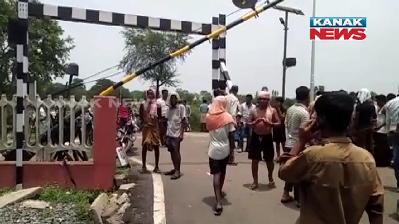  ଯାଜପୁରର ହରିଦାସପୁର-ଗଡମଧୁପୁର ଷ୍ଟେସନ ମଧ୍ୟରେ ରେଳଲାଇନ୍ ପାର ବେଳେ ମଝି ଟ୍ରାକରେ ଅଟକିଲା ଜେସିବି : ଗେଟ ମ୍ୟାନ ସସପେଣ୍ଡ, ଟ୍ରେନ ଚଳାଚଳ ବାଧାପ୍ରାପ୍ତ