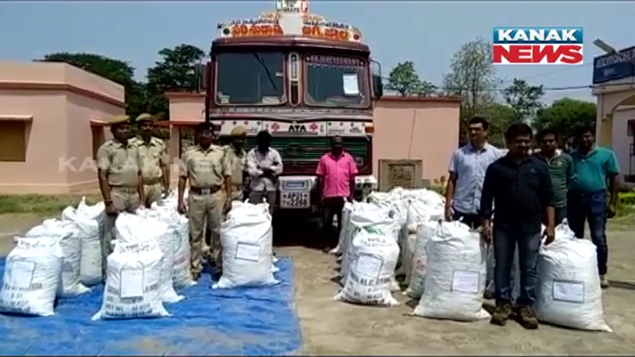  ଉପରେ ଲୁଣ ଭିତରେ ଗଞ୍ଜେଇ ! ପୋଲିସକୁ ଚକମା ଦେବାକୁ ନିଆରା ଢ଼ଙ୍ଗରେ ହେଉଥିଲା ଗଞ୍ଜେଇ ଚୋରାଚାଲାଣ