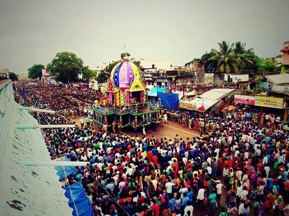  ରଥ ନିକଟରେ ବି ଛାଡିଲେନି । ଭିଡର ଫାଇଦା ନେଇ ଯୁବତୀଙ୍କ ଶରୀରକୁ ଛୁଇଁବାକୁ ପଛାଇଲେ ନାହିଁ ଯୁବକ , ସୋସିଆଲ ମିଡିଆରେ ଭାଇରାଲ ହେଲା ଭିଡିଓ