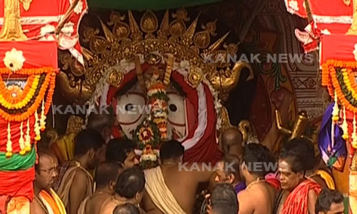  ଶ୍ରୀଜିଉଙ୍କ ସୁନାବେଶ : ଶ୍ରୀବଳଭଦ୍ରଙ୍କ ଆଭୂଷଣ ସ୍ୱର୍ଣ୍ଣ ଅଳଙ୍କାର ନାମ ।