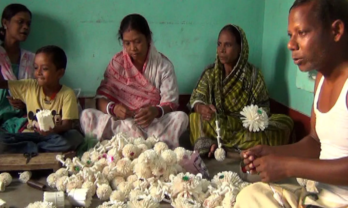  ରଥରେ ଲାଗେ ସୋଲର କଦମ୍ବ ଫୁଲ ! ମହାପ୍ରଭୁଙ୍କ ପାଇଁ କିଏ ତିଆରି କରେ ଏହି ଫୁଲ ?