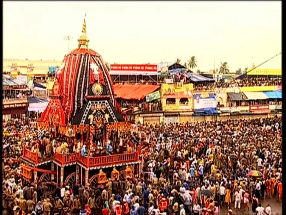  ଗଡିଲା ଦେବୀ ସୁଭଦ୍ରାଙ୍କ ରଥ : ଆଗେ ଆଗେ ବଡ ଭାଇ ବଳଭଦ୍ର, ପଛେ ପଛେ ଭଉଣୀ ସୁଭଦ୍ରା