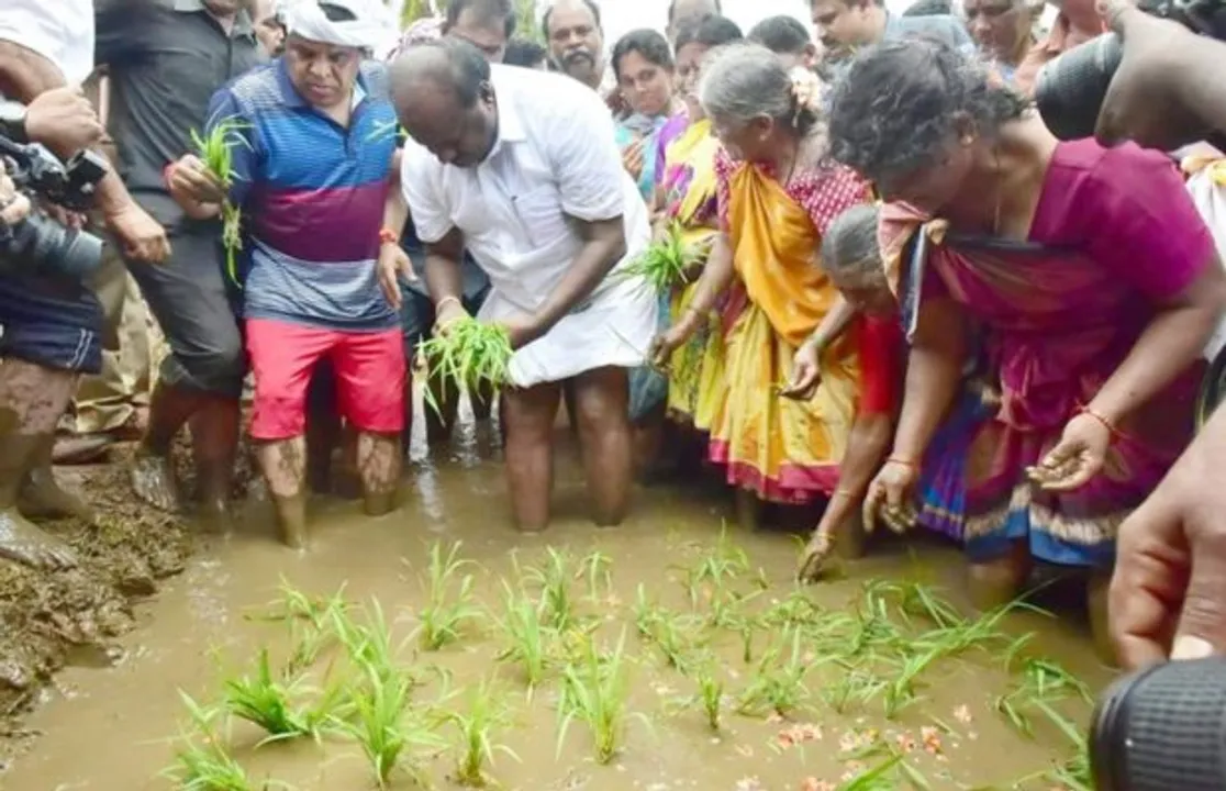  କୃଷକ ସାଜିଲେ ମୁଖ୍ୟମନ୍ତ୍ରୀ । କୃଷକଙ୍କ ସହ ମିଶି ଚାଷ କ୍ଷେତରେ ଧାନ ରୋଇଲେ କୁମାରସ୍ୱାମୀ, ଦେଖନ୍ତୁ ଭିଡିଓ
