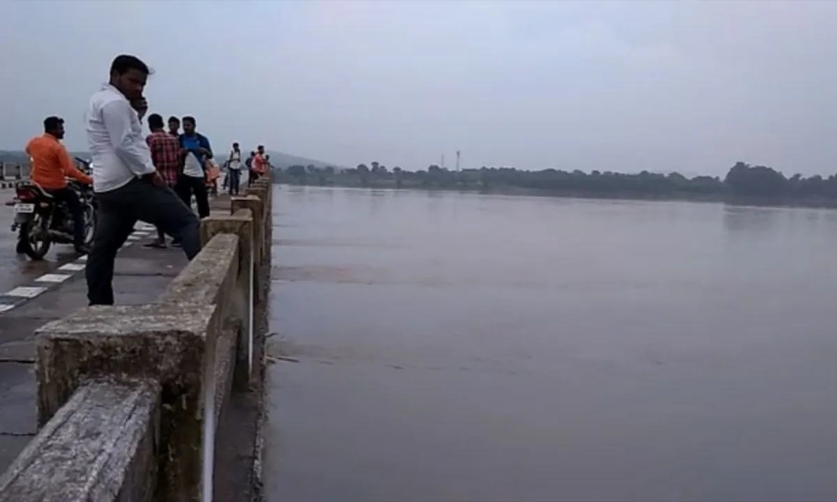  ବାଙ୍କି ମହାନଦୀ ପୋଲ ଉପରୁ ଡେଇଁଲେ ଯୁବତୀ ! ୨ ଘଣ୍ଟାର ଉଦ୍ଧାରକାର୍ଯ୍ୟ ପରେ ମିଳିଲା ମୃତଦେହ ।