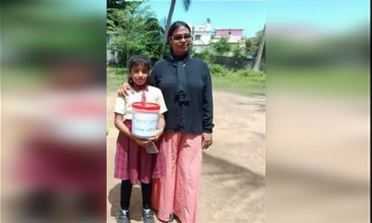  ଆଦ୍ୟାସାଙ୍କୁ ସଲାମ୍ ! କେରଳ ବନ୍ୟା ବିପନ୍ନଙ୍କ ପାଇଁ ଦୁଆର ଦୁଆର ବୁଲି ଜମା କଲେ ୫୦ ହଜାର ଟଙ୍କା ।