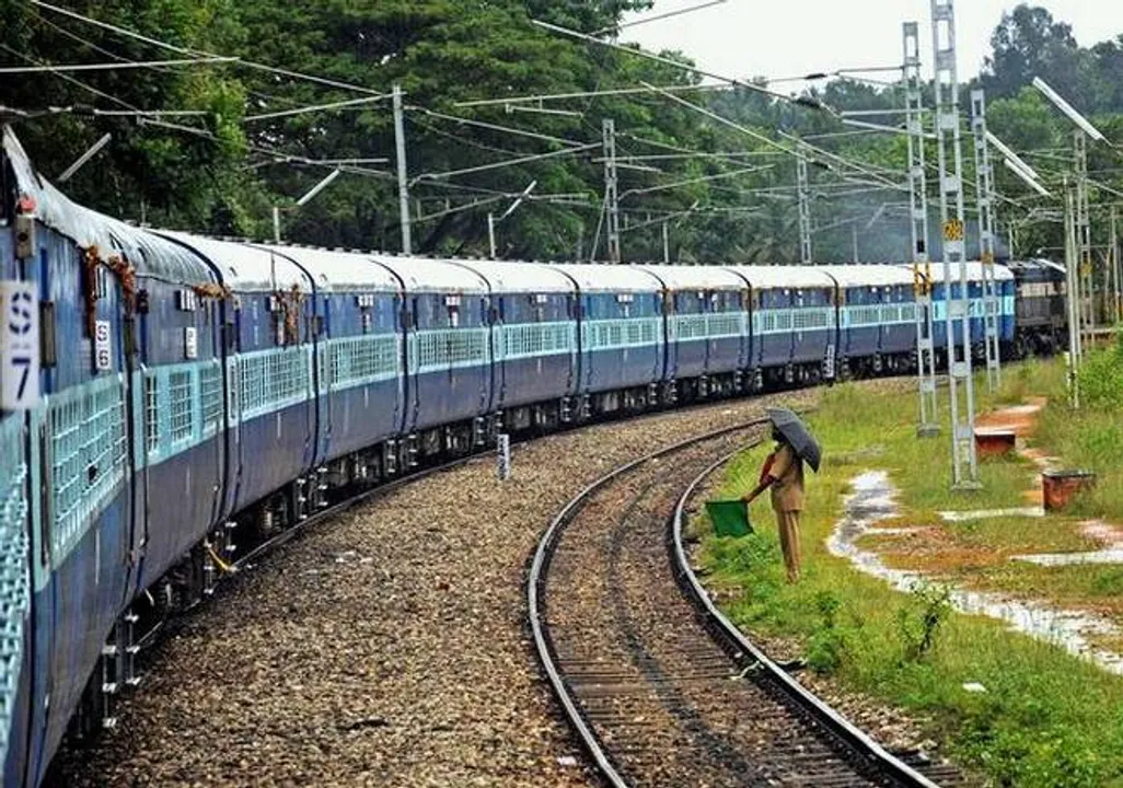  ବାତ୍ୟା ‘ଫୋନି’ ପରେ ଗଡ଼ିଲା ପାସେଞ୍ଜର ଟ୍ରେନ୍ । ୬ ଦିନ ପରେ ବିଭିନ୍ନ ସ୍ଥାନରେ ରେଳ ଚଳାଚଳ ସ୍ୱାଭାବିକ ।