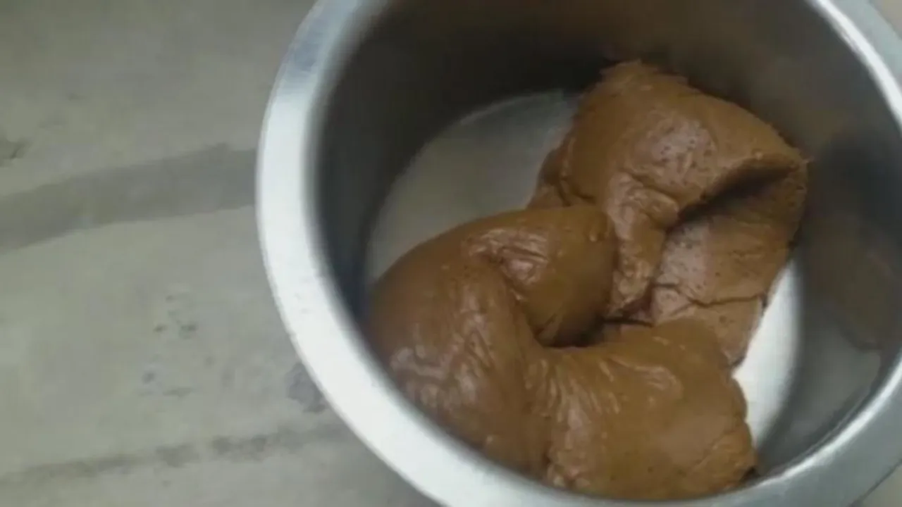  ଅଟାଚକୁଟା ଭଳି ଦେଖାଯାଉଥିବା ଏହି ଦ୍ରବ୍ୟର ମୂଲ୍ୟ ହେଉଛି ୩୫ ଲକ୍ଷ! ଉଡାଜାହାଜରୁ ହେଲା ଜବତ,ପ୍ରଥମଥର ପୋଲିସ୍ ବି ଦେଖି ଖାଇଗଲା ଧୋକା ।