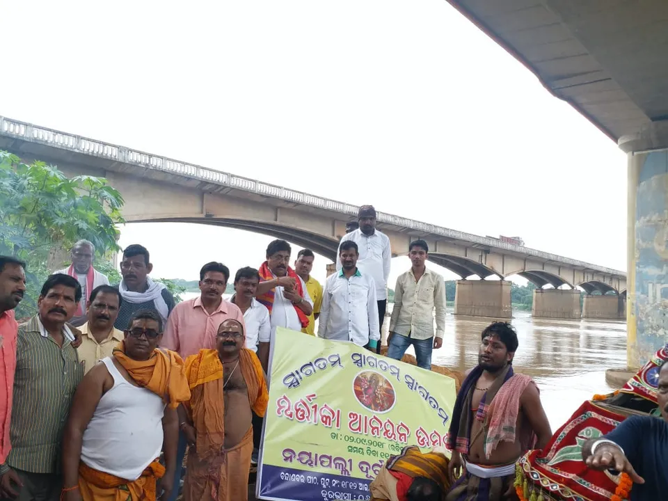  ପାର୍ବଣ ପାଇଁ ପ୍ରସ୍ତୁତି । ଦେବୀ ଦୁର୍ଗାଙ୍କ ଧରାବତରଣ ପ୍ରସ୍ତୁତି ନେଇ କୂଆଖାଇ ନଦୀ ପଠାରୁ ମାଟି ଅନୁକୂଳ କଲେ ବିଭିନ୍ନ ପୂଜା କମିଟି