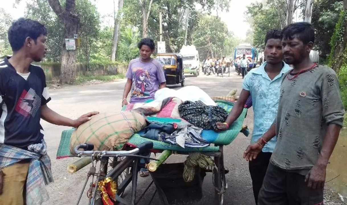  ଅସହାୟ ବିଧବାଙ୍କ ପୁଅ ବୋଲି ଶବକୁ ମିଳିଲାନି ଚାରିକାନ୍ଧ । ଶେଷରେ ଟ୍ରଲିରେ ମଣାଣିକୁ ଗଲା ମୃତଦେହ