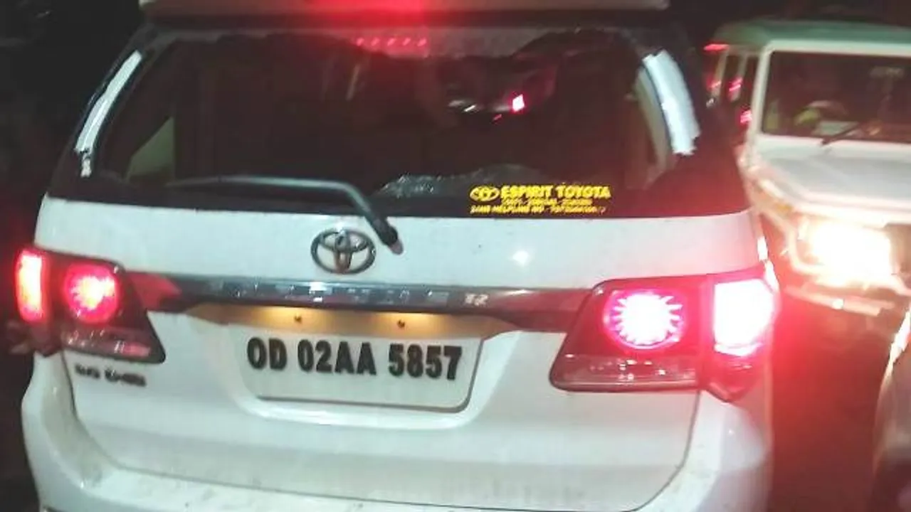  ଗଣେଶ ମୂର୍ତ୍ତୀ ଭସାଣିରେ ବେଲବାହାଳିରେ ଉତ୍ତେଜନା । ଗଣଶିକ୍ଷା ମନ୍ତ୍ରୀଙ୍କ ଗାଡିକୁ ପଥର ମାଡ, ପୋଲିସର ତଦନ୍ତ ଜାରି