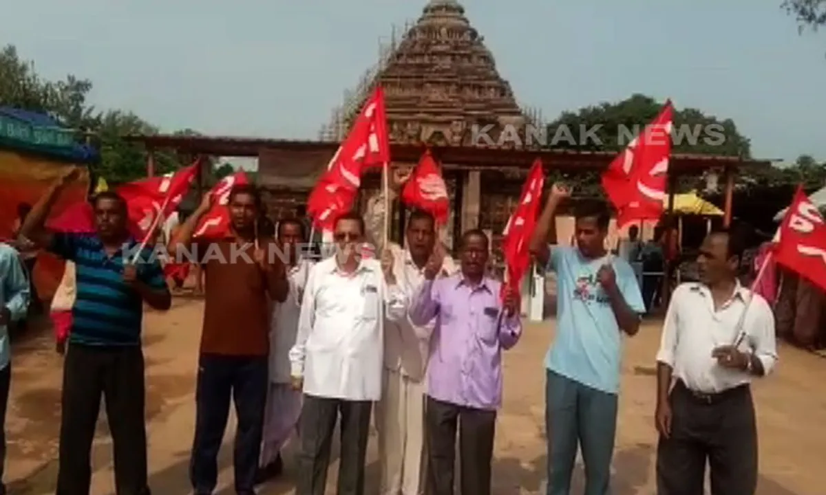  ବନ୍ଦ ଯୋଗୁ ହଟହଟା ହେଲେ ପର୍ଯ୍ୟଟକ : ପୁରୀ ଷ୍ଟେସନରେ ଅଟକି ରହିଲେ ଶ୍ରଦ୍ଧାଳୁ, କୋଣାର୍କରେ ପର୍ଯ୍ୟଟକଙ୍କୁ ମନ୍ଦିର ଭିତରକୁ ଯିବାକୁ ଦେଲେନି ଆନ୍ଦୋଳନକାରୀ