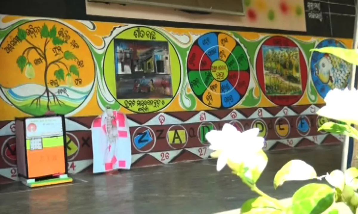  ସରକାରଙ୍କ ସର୍ବଶିକ୍ଷା ଅଭିଯାନର ସଫଳତାକୁ ସମ୍ମାନ : ରାସଗୋବିନ୍ଦପୁରରେ ‘ସ୍ୱଶିକ୍ଷଣ’ କାର୍ଯ୍ୟକ୍ରମରେ ପାଠପଢାଙ୍କୁ ବିଦେଶରେ ମିଳିଲା ସମ୍ମାନ