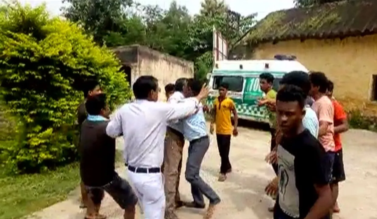  ତାତିଲେ ଗ୍ରାମବାସୀ, ଡାକ୍ତରଙ୍କୁ ଗୋଡାଇ ଗୋଡାଇ ପିଟିଲେ । ହେଲେ କାହିଁକି