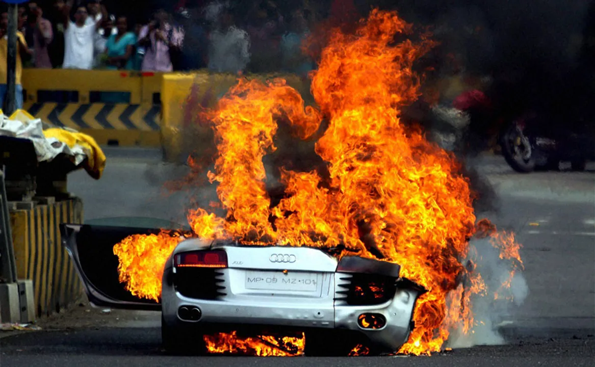  ଚଳନ୍ତା କାରରେ ଲାଗୁଛି ନିଆଁ ! ଜାଣନ୍ତୁ ନିଆଁ ଲାଗିବା ପୂର୍ବରୁ କାର୍ କିଭଳି ସଂକେତ ଦେଇଥାଏ ଏବଂ ଏଥିରୁ ନିଜକୁ ବଞ୍ଚାଇବେ କିପରି । 