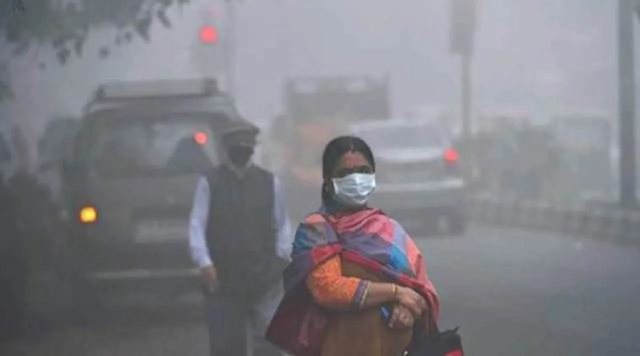  New Delhi: A woman wears an anti-pollution mask as smog covers the capital's skyline on Wednesday. Yesterday the air quality hit severe levels in New Delhi. PTI Photo by Shahbaz Khan(PTI11_8_2017_000013A) 