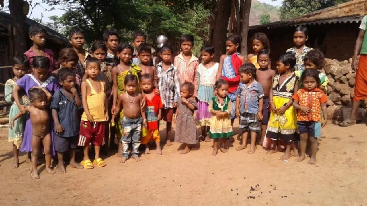  ଏମିତି ଏକ ଗାଁ ଯେଉଁଠି ସରକାର ନୁହେଁ ଚାଲେ ନକ୍ସଲ ରାଜ୍ । ନିର୍ବାଚନ ତ ଦୂରର କଥା ବହି ଖାତାର ମୁହଁ ଦେଖିନାହାନ୍ତି ଗ୍ରାମବାସୀ