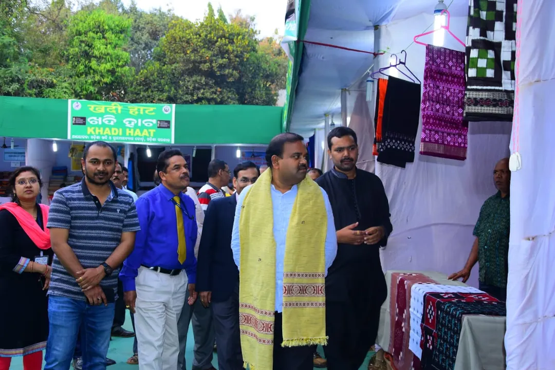  ହକି ବିଶ୍ୱକପ ପାଇଁ ଭୁବନେଶ୍ୱରରେ ଆରମ୍ଭ ହେଲା ଖଦି ହାଟ । ଡିସେମ୍ବର ୧୬ ଯାଏଁ ଚାଲିବ ଖଦି ହାଟ, ବିଦେଶୀ ପର୍ଯ୍ୟଟକଙ୍କୁ ଖଦି ପ୍ରତି ଆକୃଷ୍ଟ କରିବାକୁ ଲକ୍ଷ୍ୟ