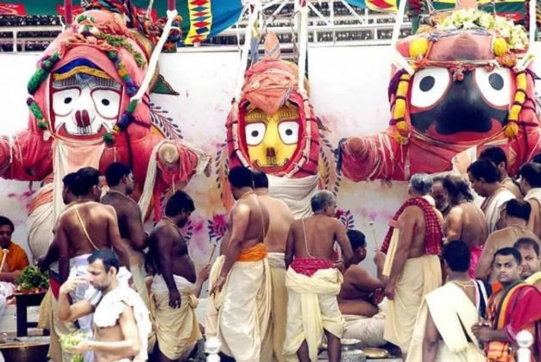  ଅଣସର ପିଣ୍ଡିରେ ଚତୁର୍ଦ୍ଧାମୂରତି ! ଶୁକ୍ଳ ବସ୍ତ୍ର ପରିଧାନ କରିବା ସହ ଧଳାଫୁଲ ହେଲା ଲାଗି