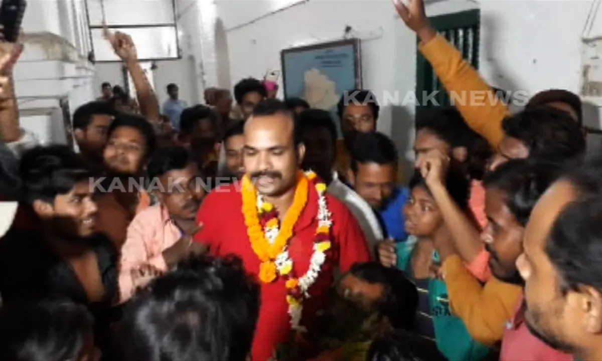  ୨୪ ଘଂଟା ଭିତରେ ପିଲା ଚୋରଣୀକୁ କାବୁ କଲା ପୁଲିସ : ପୁଲିସ ଆଇଆଇସିଙ୍କୁ ଫୁଲମାଳ ପିନ୍ଧାଇ ପ୍ରଶଂସା କଲେ ଲୋକ