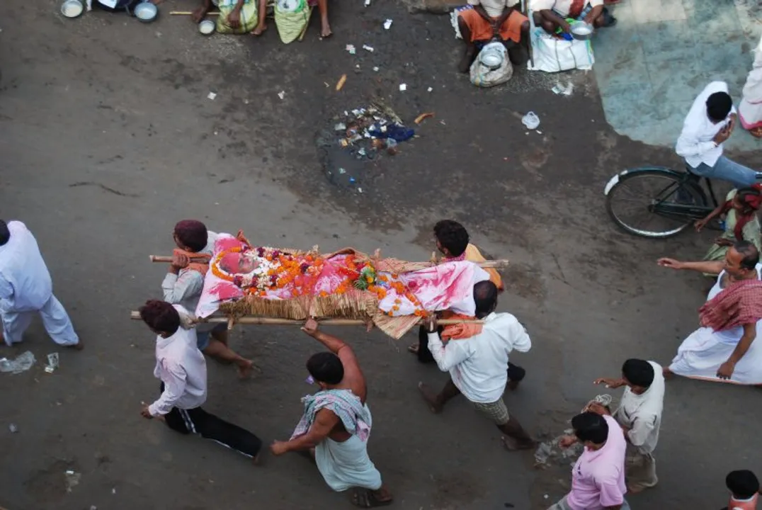  ମୃତଦେହକୁ କାନ୍ଧ ଦେଲେ, ସୁଯୋଗ ମିଳିବା କ୍ଷଣି ସର୍ମ୍ପକୀୟଙ୍କ ସ୍କୁଟି ନେଇ ଫେରାର ହୋଇଗଲେ ୩ ଅଜଣା ବ୍ୟକ୍ତି ।