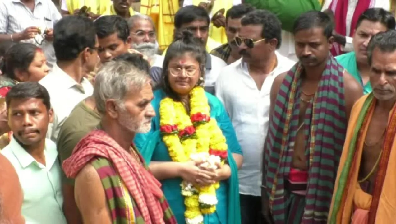  ଆସନ୍ତା ୨୬ରେ ବିଜେଡିରେ ଯୋଗ ଦେଇପାରନ୍ତି ପାରଳା ରାଣୀ କଲ୍ୟାଣୀ ଦେବୀ ! ଲଢିପାରନ୍ତି ନିର୍ବାଚନ, ପ୍ରାର୍ଥୀତ୍ୱକୁ ନେଇ ବଢିଲା ଚର୍ଚ୍ଚା ।