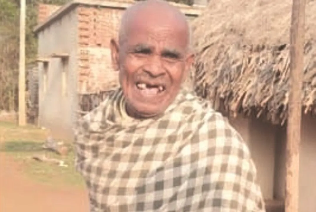  ଲୋକ କରିପାରିଲେନି ବିଶ୍ୱାସ, ଶୁଦ୍ଧକ୍ରିୟାର ୨ମାସ ପରେ ସଶରୀରେ ଛିଡା ହୋଇଥିଲେ ବୃଦ୍ଧ । ପୁଣି ଥରେ ଶଙ୍ଖା ସିନ୍ଦୁର ପିନ୍ଧିଲେ ପତ୍ନୀ 