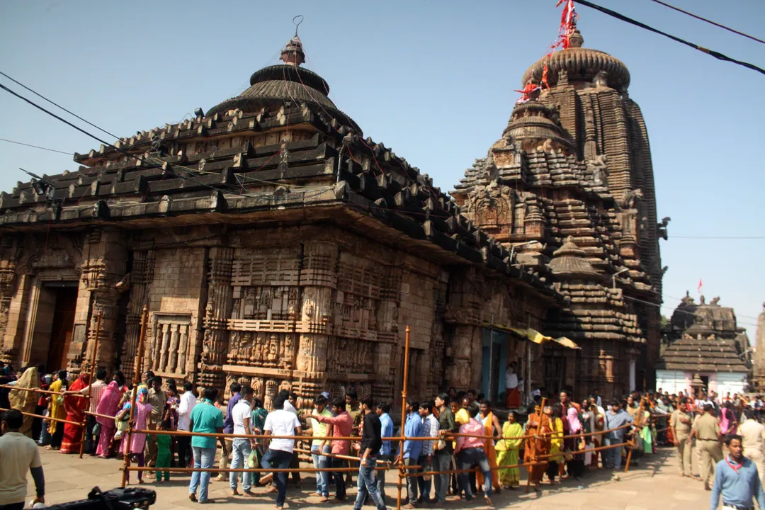  ରାତି ପାହିଲେ ମହାଶିବରାତ୍ରୀ । ଶ୍ରୀଲିଙ୍ଗରାଜ ମନ୍ଦିରକୁ ସଂଯୋଗ କରୁଥିବା ବିଭିନ୍ନ ରାସ୍ତାରେ ଟ୍ରାଫିକ୍‌ କଟକଣା : ରଥରୋଡ୍‌ରେ ଚାରି ଚକିଆ ମନା