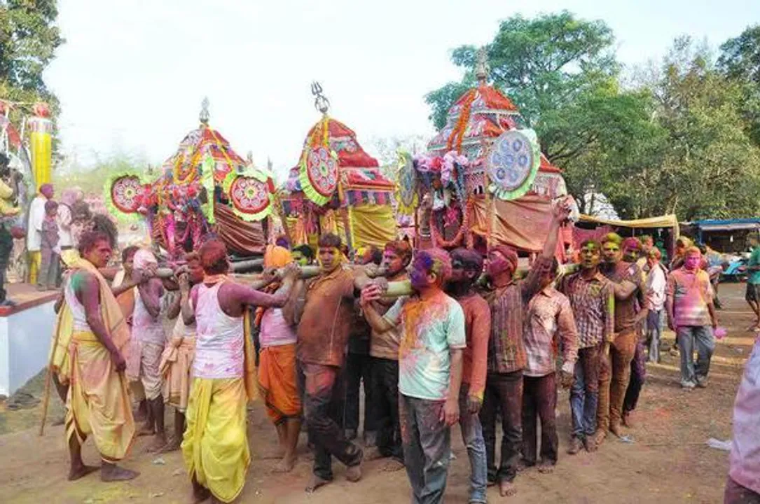 ହୋଲି ପାଇଁ ଚଳଚଞ୍ଚଳ ପୁରପଲ୍ଲୀ ! ଲୋକଙ୍କ ସହ ଠାକୁର ଖେଳୁଛନ୍ତି ଅବିର