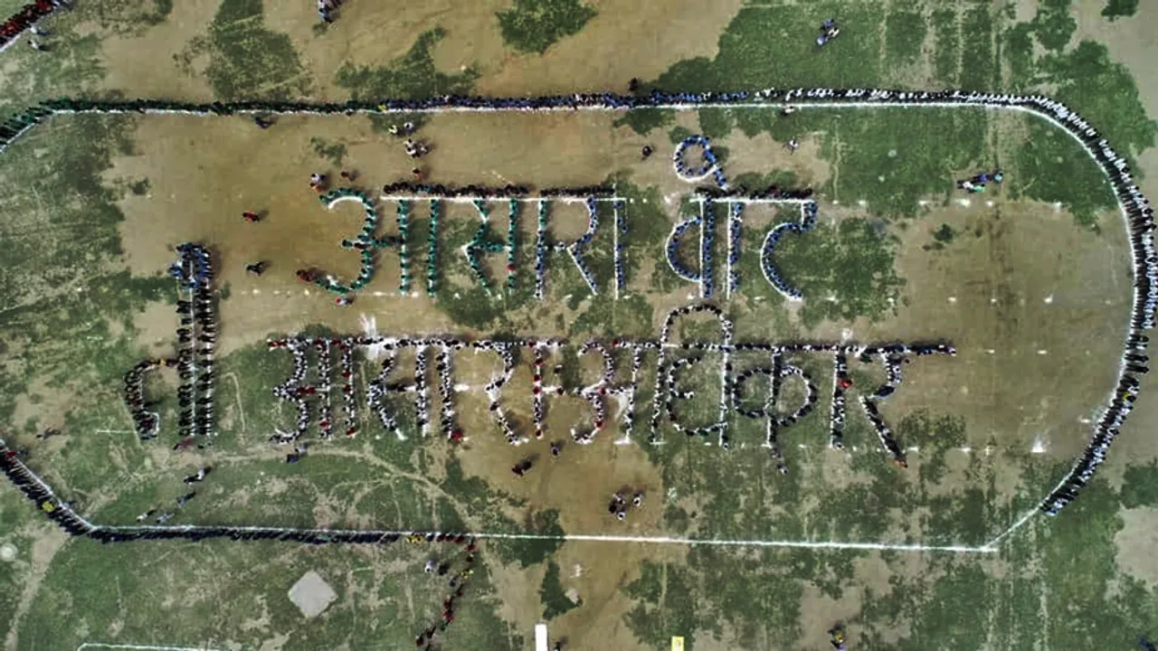  କୁଲ୍ଲୁରେ ଗଣତନ୍ତ୍ରର ମହାପର୍ବକୁ ନେଇ ଆୟୋଜନ ହେଲା ମେଗା ମାନବ ଶୃଙ୍ଖଳା ! ଲିମକା ବୁକ୍ ଅଫ୍ ରେକର୍ଡ ସ୍ଥାନ ପାଇବା ନେଇ ପ୍ରସ୍ତୁତି ।