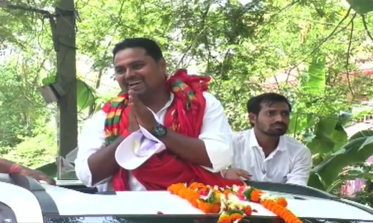  ଚତୁର୍ଥ ପର୍ଯ୍ୟାୟ ନିର୍ବାଚନ ପାଇଁ କମ୍ପୁଛି ମୈଦାନ : ଘର ଘର ବୁଲି ଭୋଟଭିକ୍ଷା କରୁଛନ୍ତି ପ୍ରାର୍ଥୀ