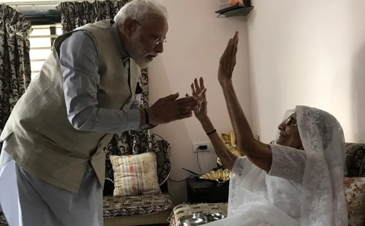  ଆଜି ଗଣତନ୍ତ୍ରର ତୃତୀୟ ପର୍ଯ୍ୟାୟ ମହାପର୍ବ ! ଭୋଟ୍ ଦେବା ପୂର୍ବରୁ ମା’ଙ୍କ ଆଶୀର୍ବାଦ ନେଇ ଭୋଟ୍ ଦେବାକୁ ପହଂଚିଲେ ପ୍ରଧାନମନ୍ତ୍ରୀ ମୋଦି ।