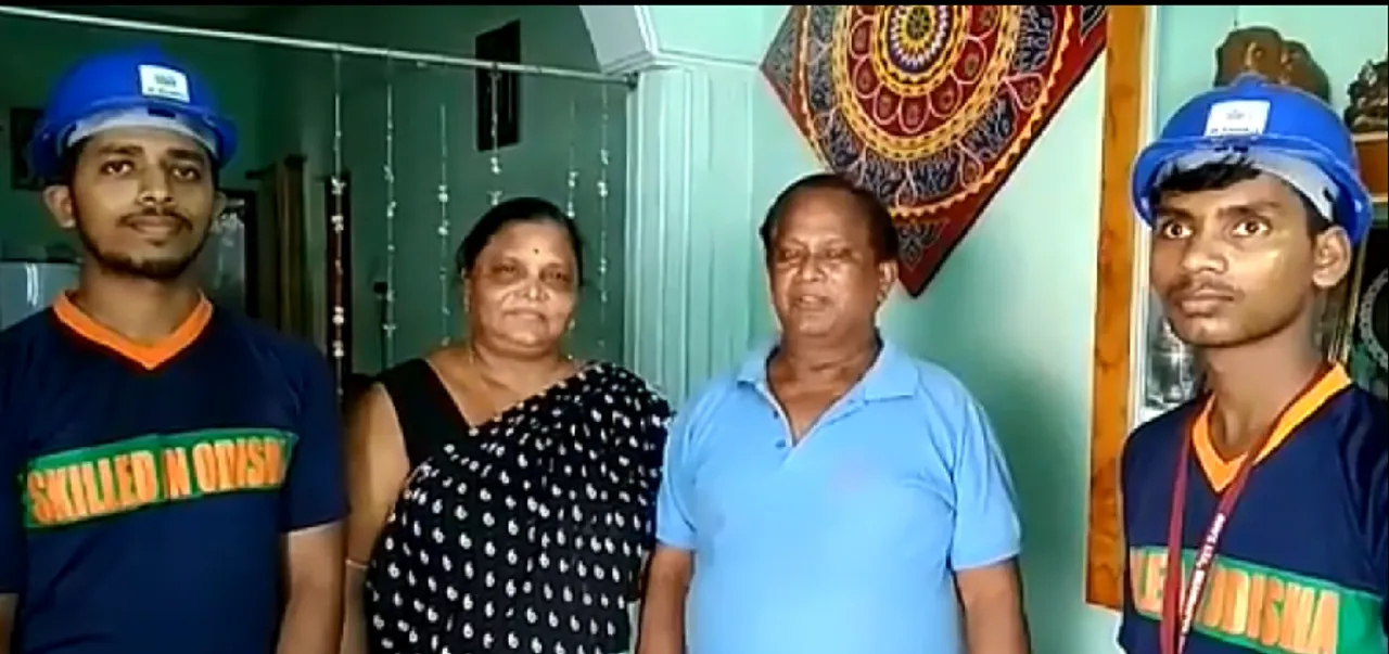  ‘ଫୋନି’ ପରେ ଫାଇଟ୍ । ବିଦ୍ୟୁତ୍ ସେବାନେଇ ଛଟପଟ ହେଉଥିବା ପ୍ରଭାବିତଙ୍କ ଘରେ ପହଁଚି ସ୍ଥିତି ସୁଧାରୁଛନ୍ତି ସରକାରୀ ଆଇଟିଆଇ ଛାତ୍ର ।
