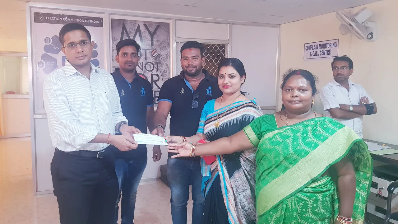  ବାତ୍ୟା ‘ଫୋନି’ ପୀଡିତଙ୍କ ପାଇଁ ଆଗେଇ ଆସିଲା କେନ୍ଦୁଝରର ‘ସମ୍ଭାବନା’ ଅନୁଷ୍ଠାନ । ଜିଲ୍ଲାପାଳଙ୍କ ଦ୍ୱାରା ମୁଖ୍ୟମନ୍ତ୍ରୀ ରିଲିଫ୍ ପାଣ୍ଠିକୁ ପ୍ରଦାନ କଲା ୨୫ ହଜାର ଟଙ୍କା ।