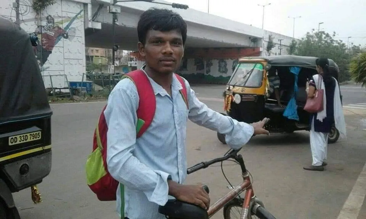  ଏଟିଏମରୁ ବାହାରୁନି ଟଙ୍କା କି ମିଳୁନି ମୁନ୍ଦେ ପାଣି । ଭୋକରେ ଡହଳବିକଳ ହୋଇ ସାଇକେଲରେ ଭୁବନେଶ୍ୱରରୁ ମୟୂରଭଞ୍ଜ ଯାତ୍ରା ।
