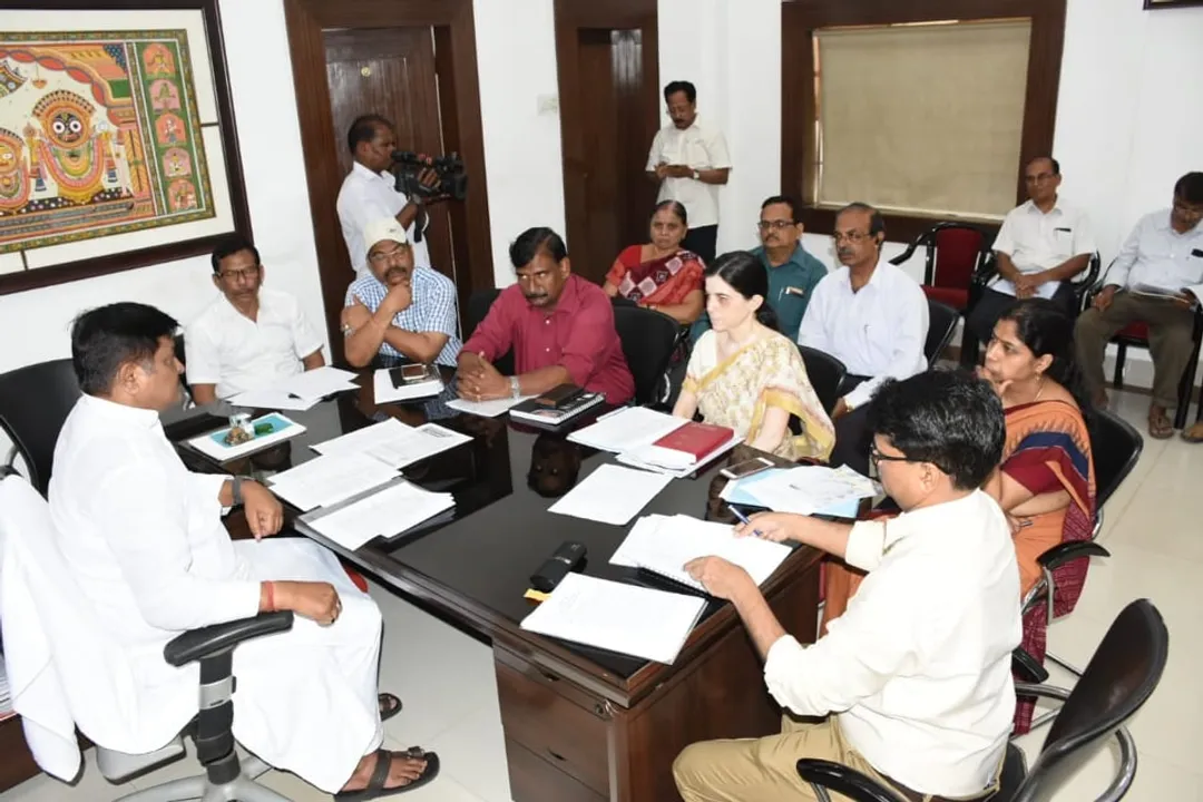  ‘ଫୋନି’ ପରେ ସ୍ୱାସ୍ଥ୍ୟସେବା ନେଇ ସ୍ୱାସ୍ଥ୍ୟମନ୍ତ୍ରୀଙ୍କ ସମୀକ୍ଷା ।  ଡାକ୍ତରଖାନାରେ ସ୍ଥିତି ସ୍ୱାଭାବିକ ପାଇଁ ନିର୍ଦ୍ଦେଶ ଦେଲେ ପ୍ରତାପ ଜେନା ।